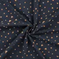 Hnedé srdiečka na tmavomodrom jersey