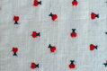 Vyšívané čerešne na viskózovo ľanovom plátne